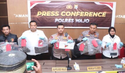 Kapolres Wajo AKBP Douglas Mahendrajaya (tengah) didampingi Wakapolres (kanan) menunjukkan barang bukti dalam konferensi pers pengungkapan kasus pembunuhan Paramita Titania Angelica alias Mita, Senin (10/8/2026).
