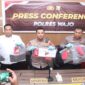 Kapolres Wajo AKBP Douglas Mahendrajaya (tengah) didampingi Wakapolres (kanan) menunjukkan barang bukti dalam konferensi pers pengungkapan kasus pembunuhan Paramita Titania Angelica alias Mita, Senin (10/8/2026).
