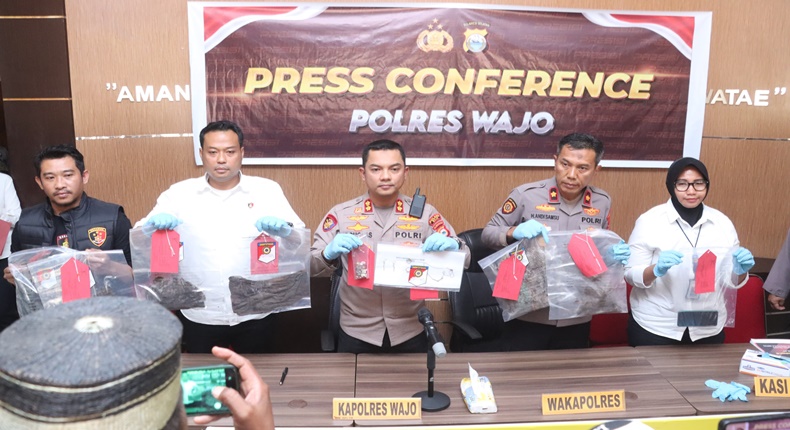 Kapolres Wajo AKBP Douglas Mahendrajaya (tengah) didampingi Wakapolres (kanan) menunjukkan barang bukti dalam konferensi pers pengungkapan kasus pembunuhan Paramita Titania Angelica alias Mita, Senin (10/8/2026).
