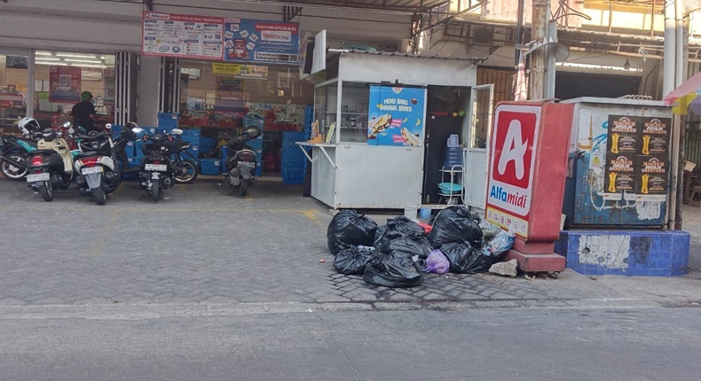 Tumpukan sampah rumah tangga di sejumlah titik di Kelurahan Borong, Kecamatan Manggala, Kota Makassar