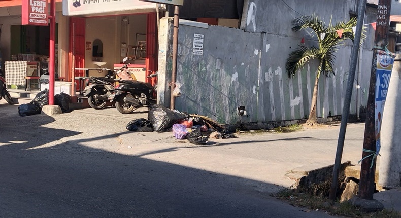 Tumpukan sampah rumah tangga di sejumlah titik di Kelurahan Borong, Kecamatan Manggala, Kota Makassar