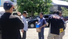 Rekonstruksi Kasus Korupsi Dana Dinkes Parepare. Peragaan penyerahan uang Rp600 juta dari eks Kadis Kesehatan Parepare dr Muhammad Yamin kepada eks Wakil Ketua DPRD Parepare Andi Firdaus Djollong, di area parkiran Teras Empang Cafe, Kota Parepare.