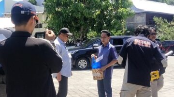 Rekonstruksi Kasus Korupsi Dana Dinkes Parepare. Peragaan penyerahan uang Rp600 juta dari eks Kadis Kesehatan Parepare dr Muhammad Yamin kepada eks Wakil Ketua DPRD Parepare Andi Firdaus Djollong, di area parkiran Teras Empang Cafe, Kota Parepare.
