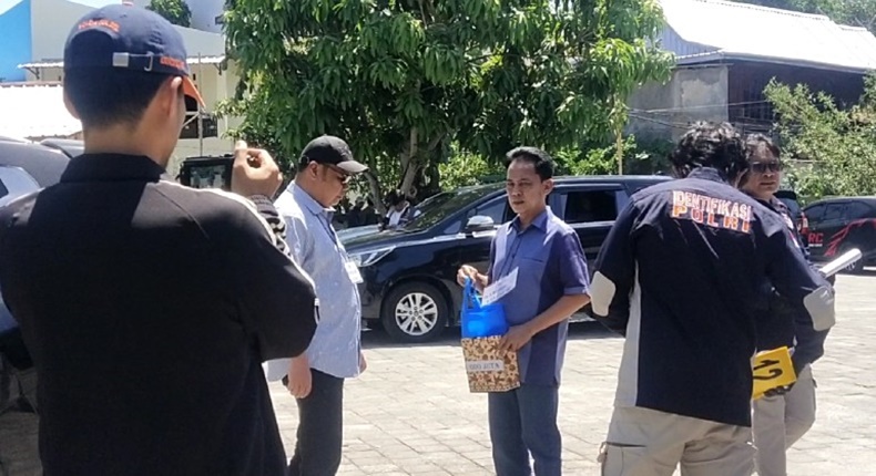 Rekonstruksi Kasus Korupsi Dana Dinkes Parepare. Peragaan penyerahan uang Rp600 juta dari eks Kadis Kesehatan Parepare dr Muhammad Yamin kepada eks Wakil Ketua DPRD Parepare Andi Firdaus Djollong, di area parkiran Teras Empang Cafe, Kota Parepare.