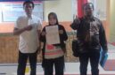 Rini Siregar bersama tim kuasa hukum usai menyerahkan dokumen terkait laporan dugaan teror di Polres Asahan, Sumatera Utara.