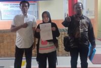 Rini Siregar bersama tim kuasa hukum usai menyerahkan dokumen terkait laporan dugaan teror di Polres Asahan, Sumatera Utara.