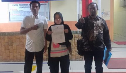 Rini Siregar bersama tim kuasa hukum usai menyerahkan dokumen terkait laporan dugaan teror di Polres Asahan, Sumatera Utara.