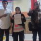 Rini Siregar bersama tim kuasa hukum usai menyerahkan dokumen terkait laporan dugaan teror di Polres Asahan, Sumatera Utara.