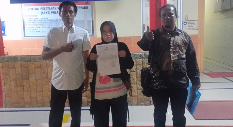 Rini Siregar bersama tim kuasa hukum usai menyerahkan dokumen terkait laporan dugaan teror di Polres Asahan, Sumatera Utara.