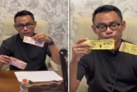 Tangkapan layar video, Direktur Umum Perumda Parkir Makassar Raya, Saharuddin Said, menunjukkan karcis parkir resmi wilayah khusus berwarna merah muda dengan tarif Rp3.000 untuk sepeda motor dan Rp5.000 untuk mobil (kiri), serta karcis wilayah umum berwarna kuning dengan tarif Rp2.000 untuk sepeda motor dan Rp3.000 untuk mobil (kanan). (Foto kolase)