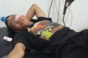 Korban penyerangan, Supriyadi, menerima perawatan medis usai dibusur di bagian pelipis mata sebelah kiri akibat serangan sekelompok geng motor di kawasan Panakkukang, Makassar, Senin (17/8/2026).