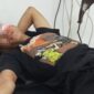 Korban penyerangan, Supriyadi, menerima perawatan medis usai dibusur di bagian pelipis mata sebelah kiri akibat serangan sekelompok geng motor di kawasan Panakkukang, Makassar, Senin (17/8/2026).