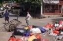 Tangkapan layar video saat warga menutup sebagian badan jalan dengan tumpukan sampah di sekitar Pasar Enrekang sebagai aksi protes atas keterlambatan pengangkutan sampah.