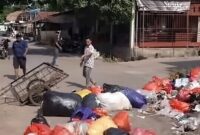 Tangkapan layar video saat warga menutup sebagian badan jalan dengan tumpukan sampah di sekitar Pasar Enrekang sebagai aksi protes atas keterlambatan pengangkutan sampah.