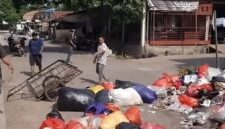 Tangkapan layar video saat warga menutup sebagian badan jalan dengan tumpukan sampah di sekitar Pasar Enrekang sebagai aksi protes atas keterlambatan pengangkutan sampah.