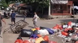 Tangkapan layar video saat warga menutup sebagian badan jalan dengan tumpukan sampah di sekitar Pasar Enrekang sebagai aksi protes atas keterlambatan pengangkutan sampah.