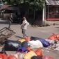 Tangkapan layar video saat warga menutup sebagian badan jalan dengan tumpukan sampah di sekitar Pasar Enrekang sebagai aksi protes atas keterlambatan pengangkutan sampah.