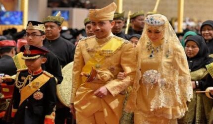 Pangeran 'Abdul Malik dan Pengiran Raabi'atul Adawiyyah pada masa awal pernikahan mereka. Pasangan yang pernah diselimuti kebahagiaan kolosal ini kini harus menghadapi kenyataan pahit setelah gelar kebangsawanan sang istri resmi dilucuti oleh Sultan Hassanal Bolkiah. (Foto : Ist)
