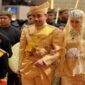 Pangeran 'Abdul Malik dan Pengiran Raabi'atul Adawiyyah pada masa awal pernikahan mereka. Pasangan yang pernah diselimuti kebahagiaan kolosal ini kini harus menghadapi kenyataan pahit setelah gelar kebangsawanan sang istri resmi dilucuti oleh Sultan Hassanal Bolkiah. (Foto : Ist)