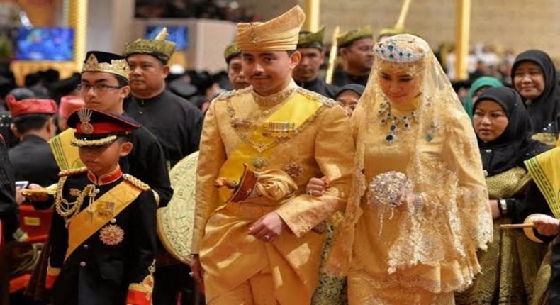 Pangeran 'Abdul Malik dan Pengiran Raabi'atul Adawiyyah pada masa awal pernikahan mereka. Pasangan yang pernah diselimuti kebahagiaan kolosal ini kini harus menghadapi kenyataan pahit setelah gelar kebangsawanan sang istri resmi dilucuti oleh Sultan Hassanal Bolkiah. (Foto : Ist)