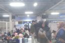 Penumpang memenuhi area Terminal Dharma Ferry Pelabuhan Makassar sambil menunggu pembukaan loket check in. Minimnya kursi membuat sebagian penumpang terpaksa duduk di lantai.
