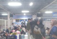 Penumpang memenuhi area Terminal Dharma Ferry Pelabuhan Makassar sambil menunggu pembukaan loket check in. Minimnya kursi membuat sebagian penumpang terpaksa duduk di lantai. 