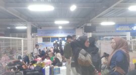 Penumpang memenuhi area Terminal Dharma Ferry Pelabuhan Makassar sambil menunggu pembukaan loket check in. Minimnya kursi membuat sebagian penumpang terpaksa duduk di lantai. 