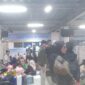 Penumpang memenuhi area Terminal Dharma Ferry Pelabuhan Makassar sambil menunggu pembukaan loket check in. Minimnya kursi membuat sebagian penumpang terpaksa duduk di lantai. 