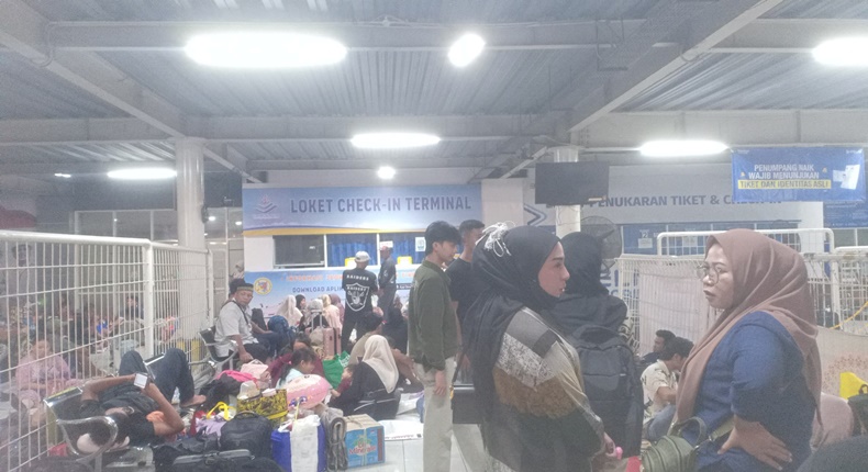 Penumpang memenuhi area Terminal Dharma Ferry Pelabuhan Makassar sambil menunggu pembukaan loket check in. Minimnya kursi membuat sebagian penumpang terpaksa duduk di lantai.