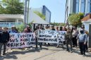 Massa aksi dari Aliansi Pemuda Anti Korupsi (APAK) dan Gerakan Revolusi Hukum (GRH) saat menggelar aksi demonstrasi di depan Kantor Kejaksaan Negeri (Kejari) Makassar, Rabu (30/9/2026), mendesak aparat penegak hukum segera memeriksa Ketua KONI Makassar terkait dugaan kasus korupsi dana hibah