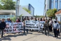 Massa aksi dari Aliansi Pemuda Anti Korupsi (APAK) dan Gerakan Revolusi Hukum (GRH) saat menggelar aksi demonstrasi di depan Kantor Kejaksaan Negeri (Kejari) Makassar, Rabu (30/9/2026), mendesak aparat penegak hukum segera memeriksa Ketua KONI Makassar terkait dugaan kasus korupsi dana hibah