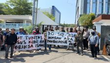 Massa aksi dari Aliansi Pemuda Anti Korupsi (APAK) dan Gerakan Revolusi Hukum (GRH) saat menggelar aksi demonstrasi di depan Kantor Kejaksaan Negeri (Kejari) Makassar, Rabu (30/9/2026), mendesak aparat penegak hukum segera memeriksa Ketua KONI Makassar terkait dugaan kasus korupsi dana hibah