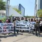 Massa aksi dari Aliansi Pemuda Anti Korupsi (APAK) dan Gerakan Revolusi Hukum (GRH) saat menggelar aksi demonstrasi di depan Kantor Kejaksaan Negeri (Kejari) Makassar, Rabu (30/9/2026), mendesak aparat penegak hukum segera memeriksa Ketua KONI Makassar terkait dugaan kasus korupsi dana hibah