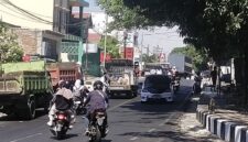 Antrean truk di area SPBU KM 2, Jalan Jenderal Ahmad Yani, Kelurahan Lapadde, Kota Parepare, Kamis (10/9/2026).