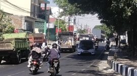Antrean truk di area SPBU KM 2, Jalan Jenderal Ahmad Yani, Kelurahan Lapadde, Kota Parepare, Kamis (10/9/2026).