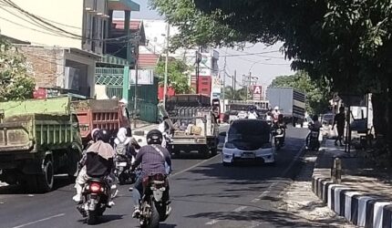 Antrean truk di area SPBU KM 2, Jalan Jenderal Ahmad Yani, Kelurahan Lapadde, Kota Parepare, Kamis (10/9/2026).