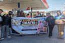 Tim CV Arashi Cosmetindo membagikan 1.000 cup coffee gratis kepada masyarakat yang sedang mengantre BBM di salah satu SPBU di Kota Makassar, Senin (14/9/2026).