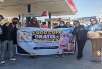 Tim CV Arashi Cosmetindo membagikan 1.000 cup coffee gratis kepada masyarakat yang sedang mengantre BBM di salah satu SPBU di Kota Makassar, Senin (14/9/2026). 