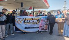 Tim CV Arashi Cosmetindo membagikan 1.000 cup coffee gratis kepada masyarakat yang sedang mengantre BBM di salah satu SPBU di Kota Makassar, Senin (14/9/2026).