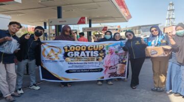 Tim CV Arashi Cosmetindo membagikan 1.000 cup coffee gratis kepada masyarakat yang sedang mengantre BBM di salah satu SPBU di Kota Makassar, Senin (14/9/2026).