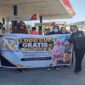 Tim CV Arashi Cosmetindo membagikan 1.000 cup coffee gratis kepada masyarakat yang sedang mengantre BBM di salah satu SPBU di Kota Makassar, Senin (14/9/2026). 