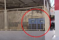 Penampakan titik penukaran baterai (battery swapping station) VinFast di Makassar yang tampak dikurung di balik jeruji pagar.
