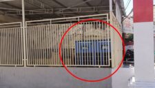 Penampakan titik penukaran baterai (battery swapping station) VinFast di Makassar yang tampak dikurung di balik jeruji pagar.
