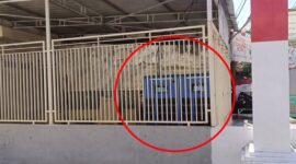 Penampakan titik penukaran baterai (battery swapping station) VinFast di Makassar yang tampak dikurung di balik jeruji pagar.