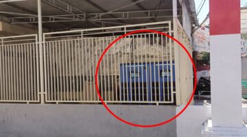 Penampakan titik penukaran baterai (battery swapping station) VinFast di Makassar yang tampak dikurung di balik jeruji pagar.
