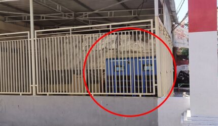 Penampakan titik penukaran baterai (battery swapping station) VinFast di Makassar yang tampak dikurung di balik jeruji pagar.