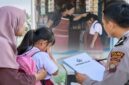 Ilustrasi orang tua korban mendampingi Siswi Korban Bully Takalar yang masih trauma saat memberikan keterangan kepada pihak kepolisian (Visual AI)