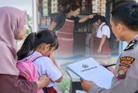 Ilustrasi orang tua korban mendampingi Siswi Korban Bully Takalar yang masih trauma saat memberikan keterangan kepada pihak kepolisian (Visual AI)