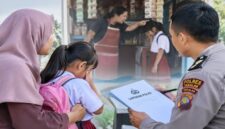 Ilustrasi orang tua korban mendampingi Siswi Korban Bully Takalar yang masih trauma saat memberikan keterangan kepada pihak kepolisian (Visual AI)