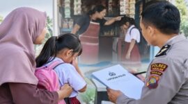 Ilustrasi orang tua korban mendampingi Siswi Korban Bully Takalar yang masih trauma saat memberikan keterangan kepada pihak kepolisian (Visual AI)